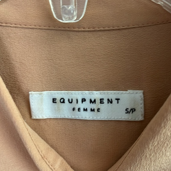 Equipment 100% silk peach collared sleeveless button down - Picture 3 of 7
